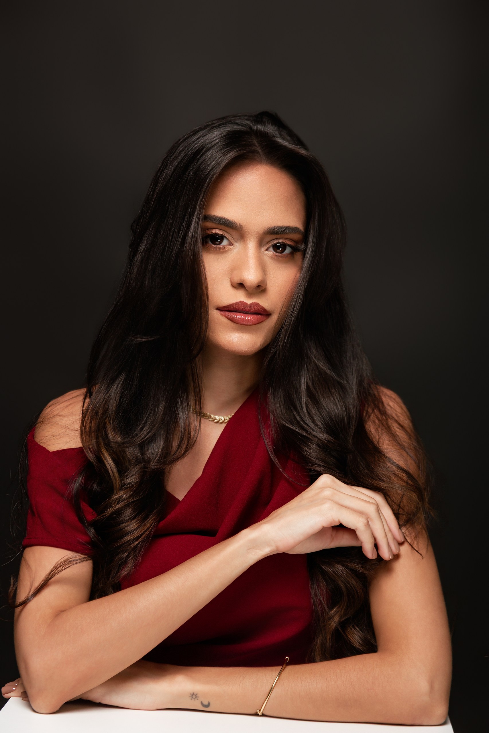 Retrato da Dra. Natália em fundo escuro